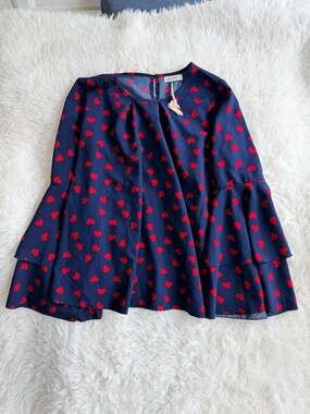 ANDTHEWHY Women's Navy Blue Red Heart Print Tiered Flare Sleeve Top